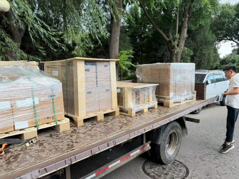 北京众平科技（Beijing Zhongping Technology）向客户现场发运新一批工业机器人.jpg